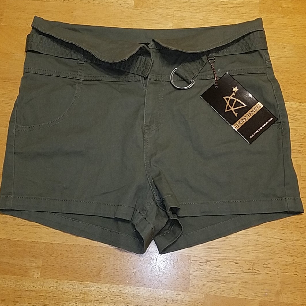 Almost Famous shorts size XL olive green